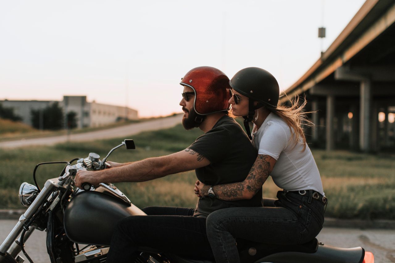 coppia su una moto.